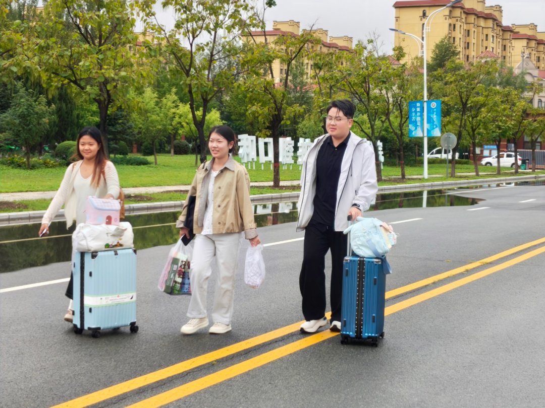莘莘学子怀揣热忱与期许归来